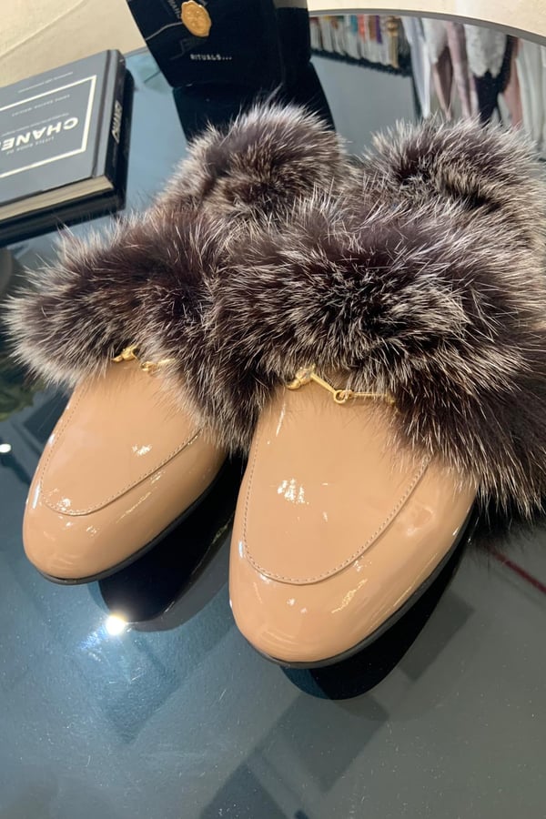 Slipper beige with gold fur